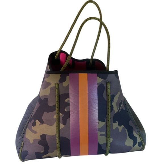 Crafters Large Neoprene Camouflage Tote Bag Beach, Gym Bag 15.8” x 12.5” 10” EUC - Picture 1 of 9